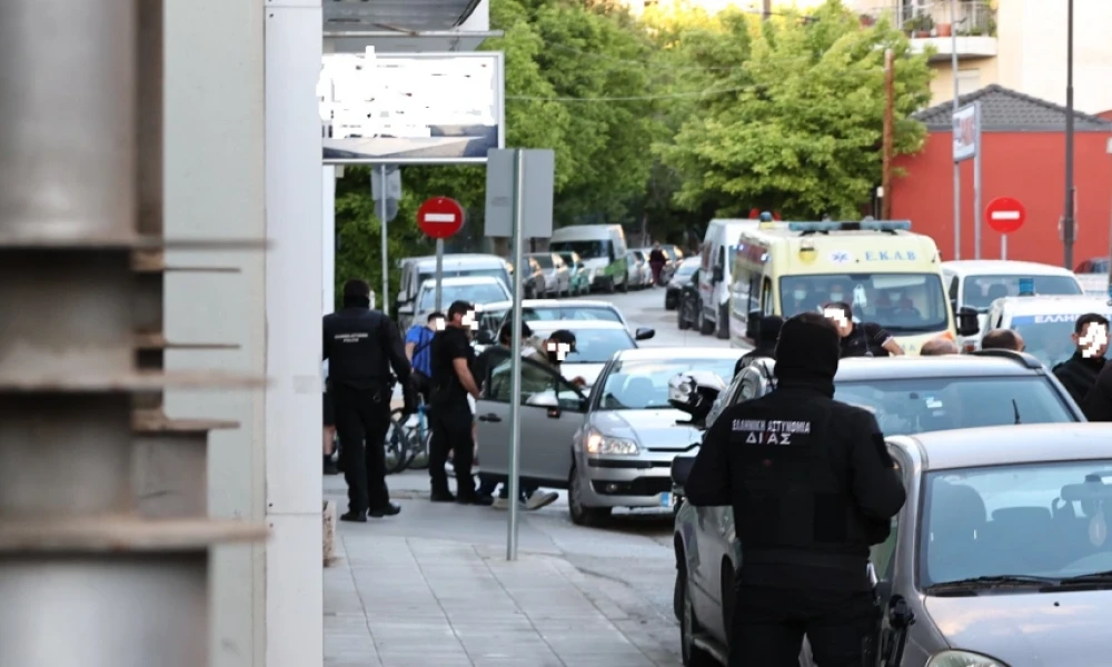 Λάρισα: Αιματηρή συμπλοκή σε διαμέρισμα- Νοσηλεύονται δύο άτομα (Εικόνες)